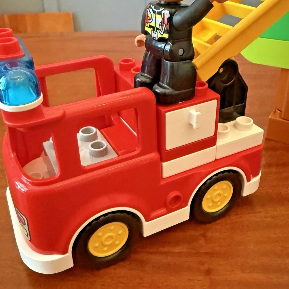 LEGO DUPLO Fire Truck Ladder Rescue Set Figures‎ Tree Cat No Box Complete Set